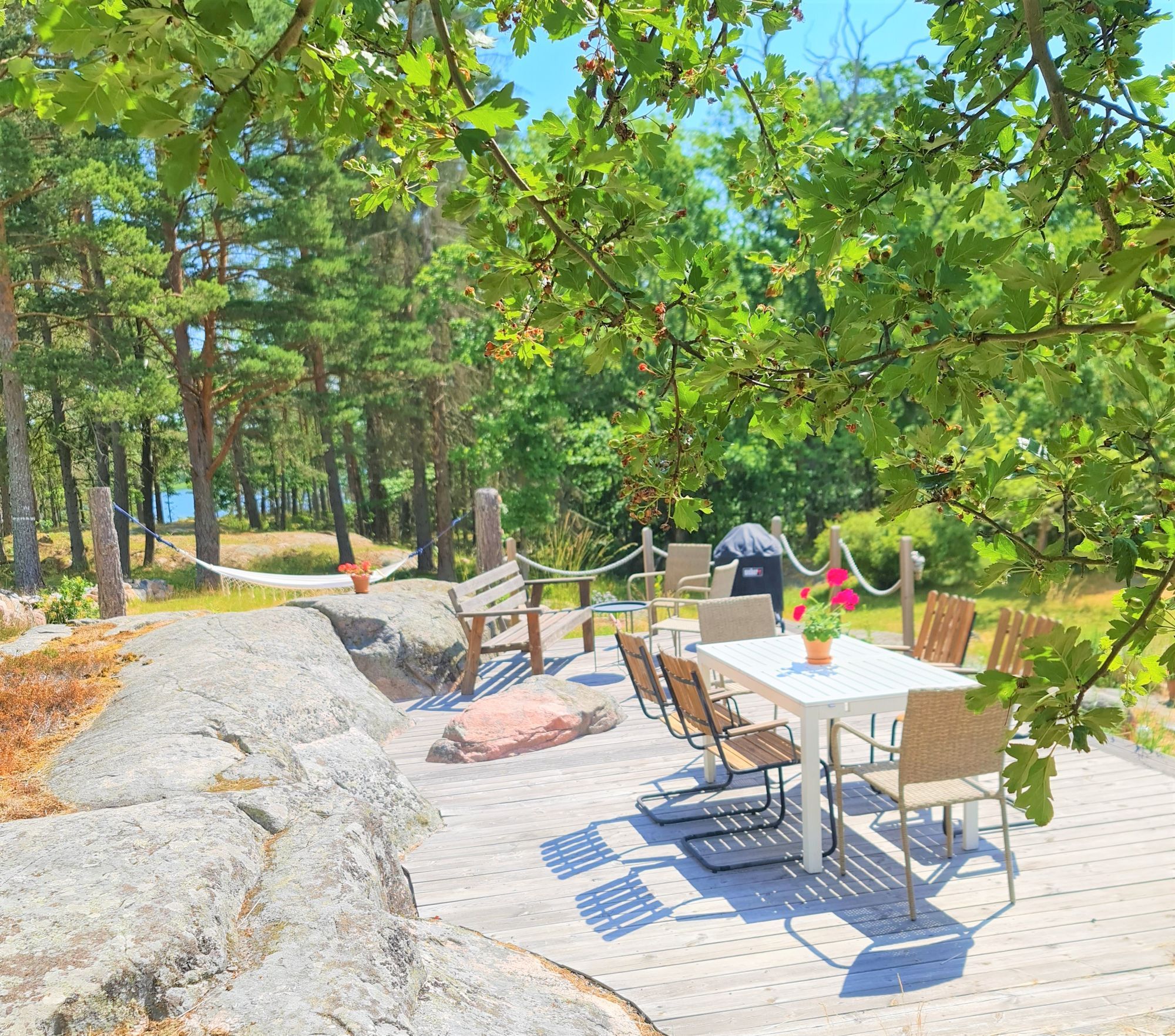 Modernt fritidshus med egen brygga vid havet – bild 20 av 21