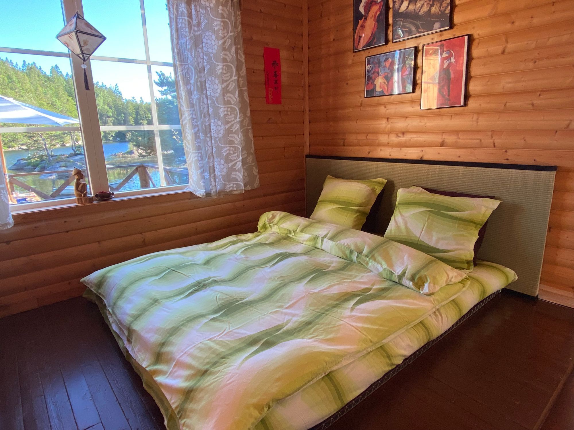 Idyllisk sommarstuga mitt i naturen vid sjökanten – bild 15 av 24