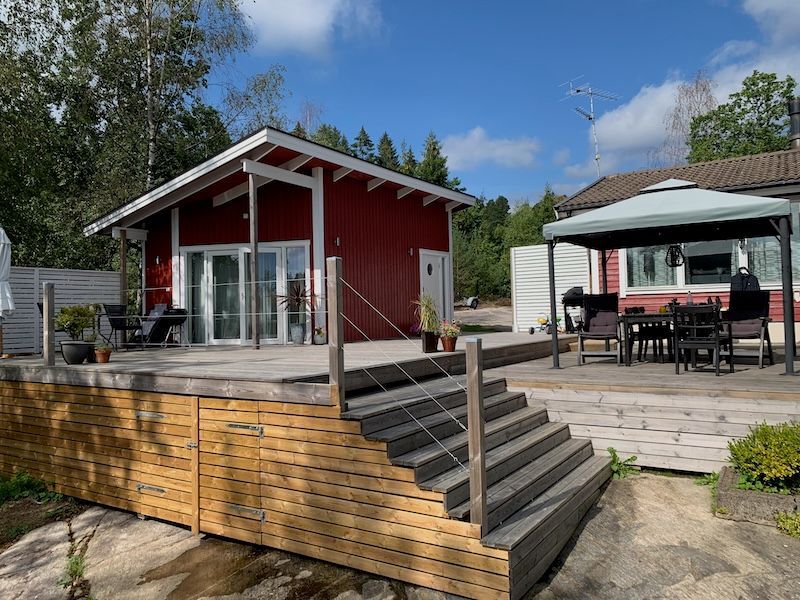 Mysig stuga med sjöutsikt, gästhus och stor altan – bild 7 av 24