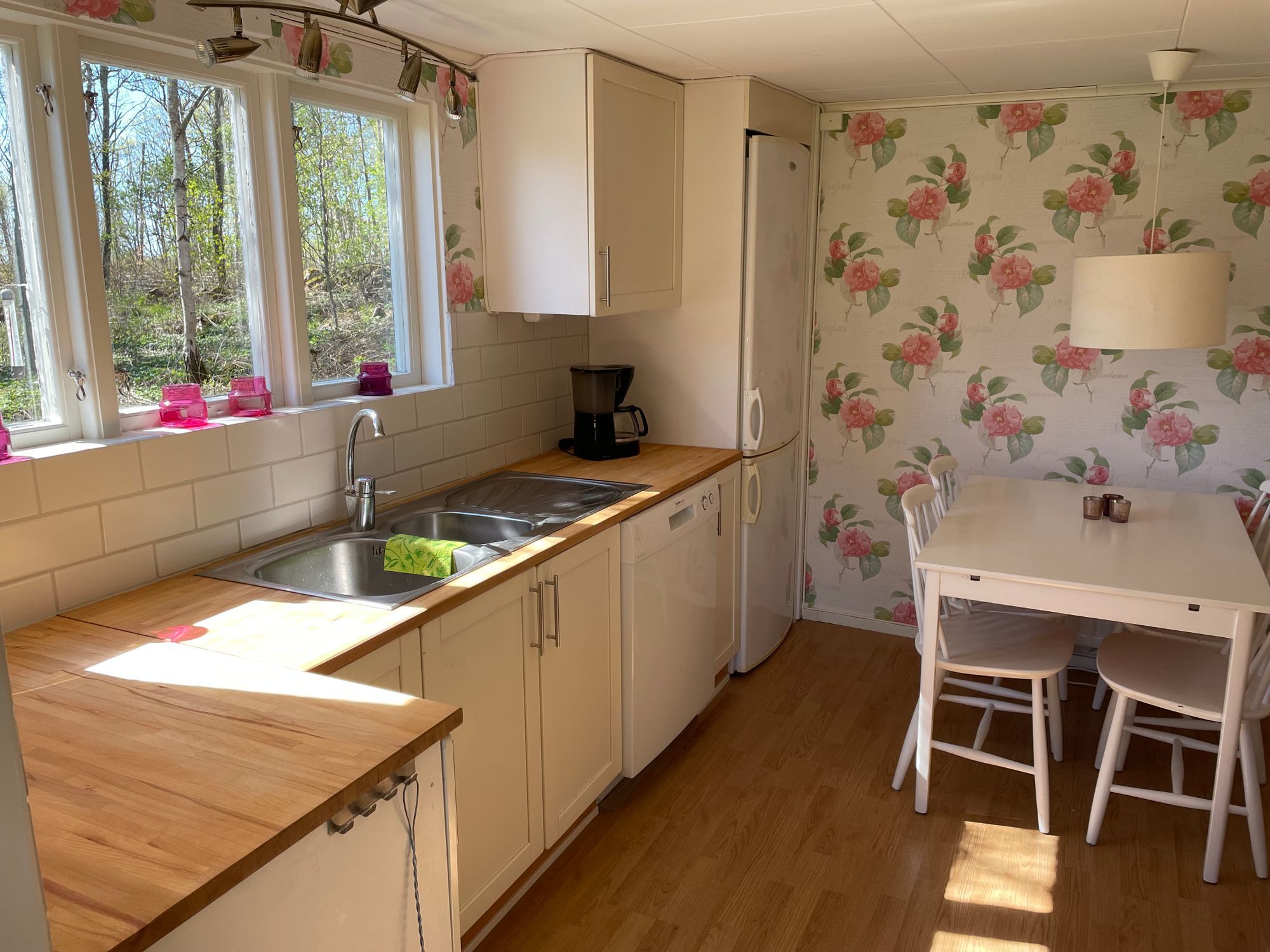 Stuga med lantligt läge nära skog o hav – bild 2 av 5