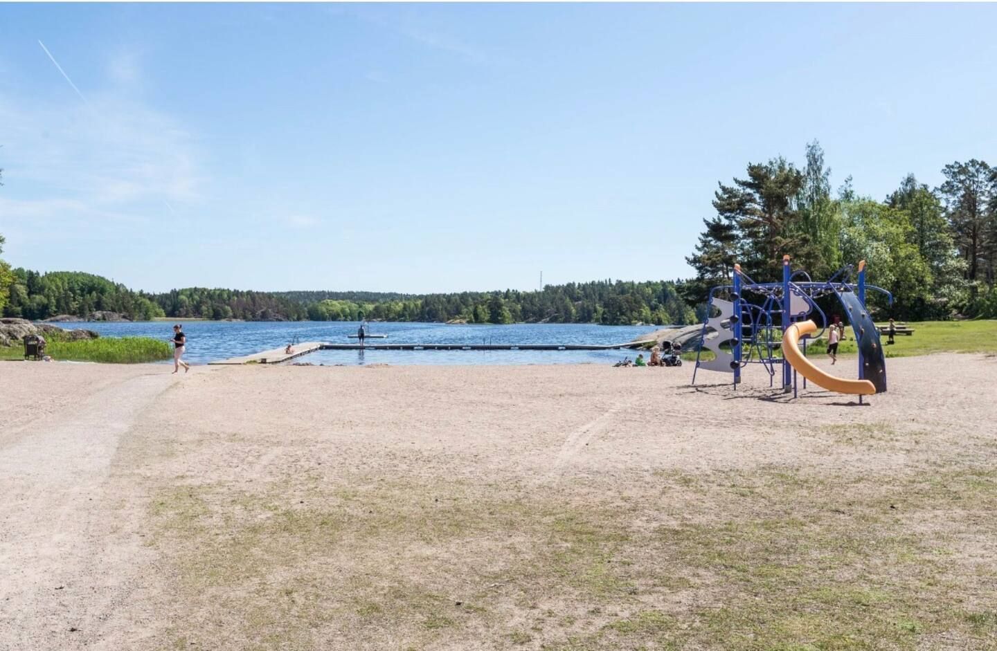 Mysigt skandinaviskt familjehem nära natur & stad – bild 15 av 21