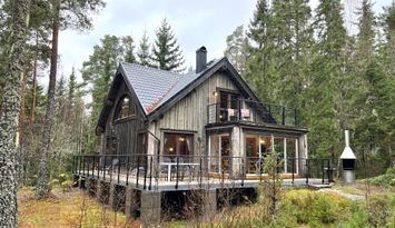 Fritidshus vid sjön med motorbåt i ett privat läge