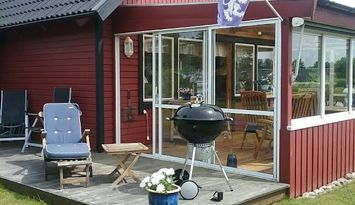 Charmigt vinterbonat fritidshus nära hav och golf