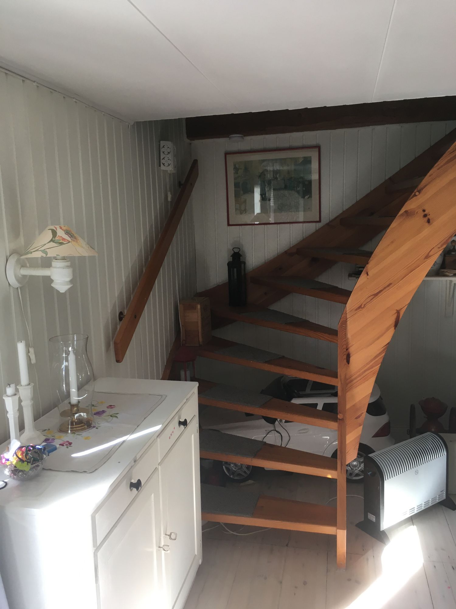 Röd stuga i Småland m egen brygga och roddbåt – bild 7 av 24