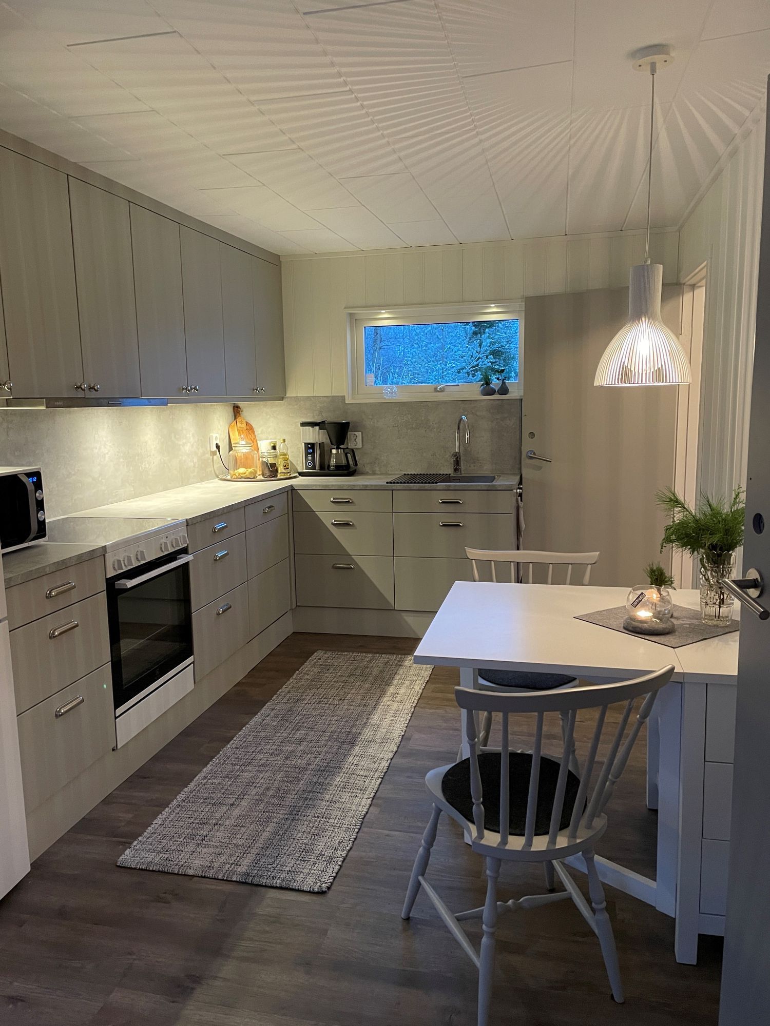 Mysig stuga med sjöutsikt och egen brygga. – bild 6 av 19