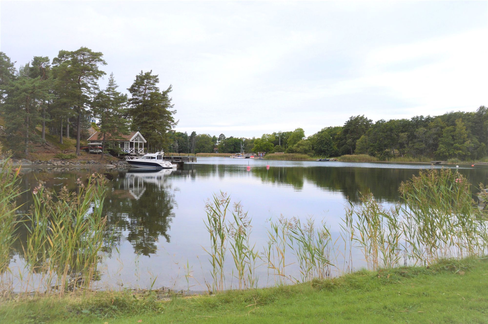 Tynningö Marsviken. Sjöställe med privat brygga – bild 3 av 24