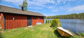 Trevlig sjönära stuga i vacker natur
