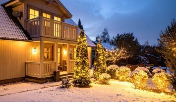 Spacious villa med bastu och julstämning vid sjön