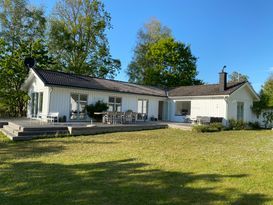 Lovely modern summer house by Bjäres best beach