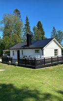 Mysigt hus med idylliskt läge vid havet