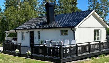 Mysigt hus med idylliskt läge vid havet