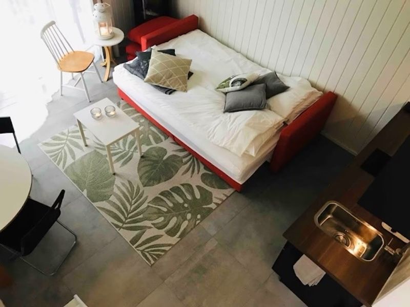 Mysig stuga med sjöutsikt, gästhus och stor altan – bild 17 av 24