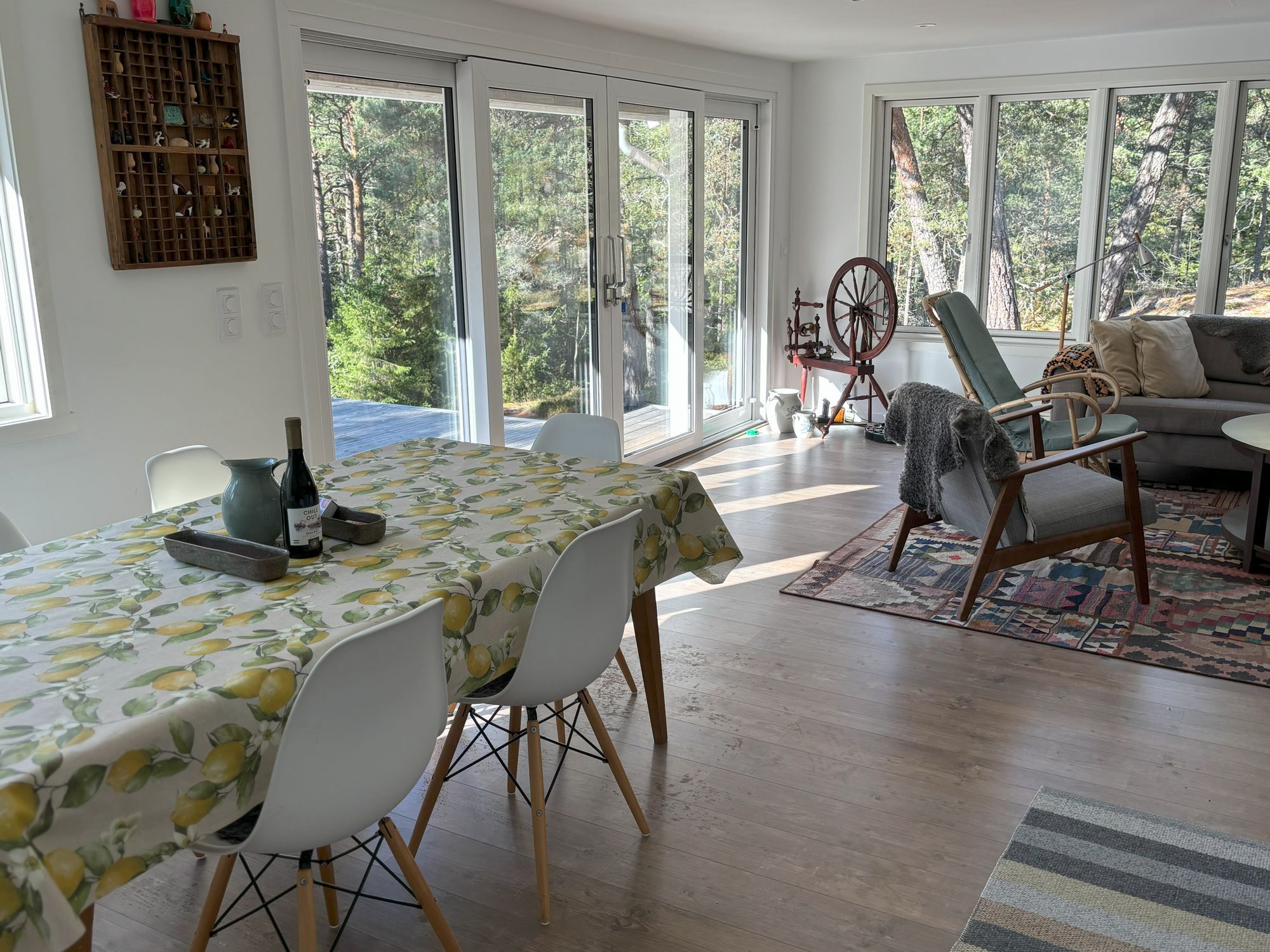 Modern och mysig stuga i skogen – bild 4 av 21