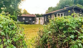 Charmig stuga med havsutsikt i lugnt läge