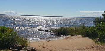 Vackert belägen stuga vid Vänerns strand