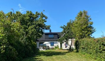 Mysigt sommarhus längs skånska kusten i Smygehamn