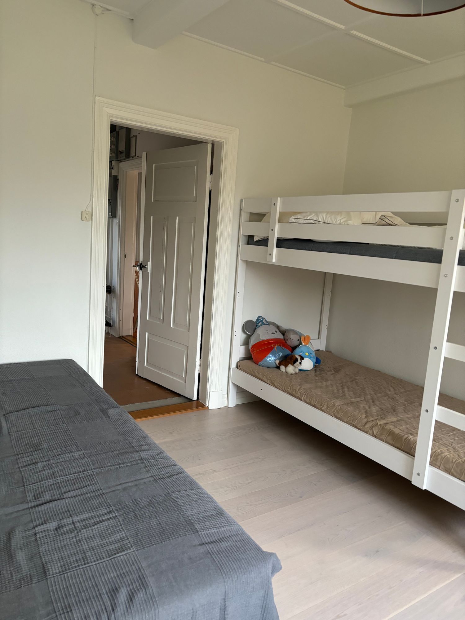 Mysigt sommarhus längs skånska kusten i Smygehamn – bild 18 av 24