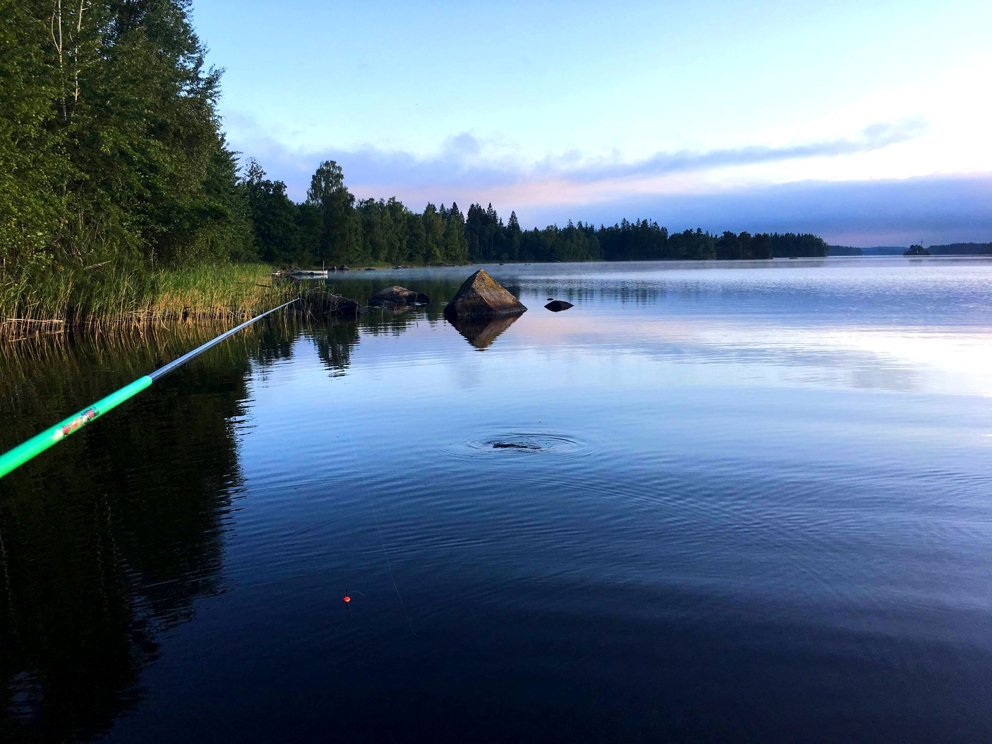 Nybyggt sjönära hus i Småland med bastu – bild 4 av 24