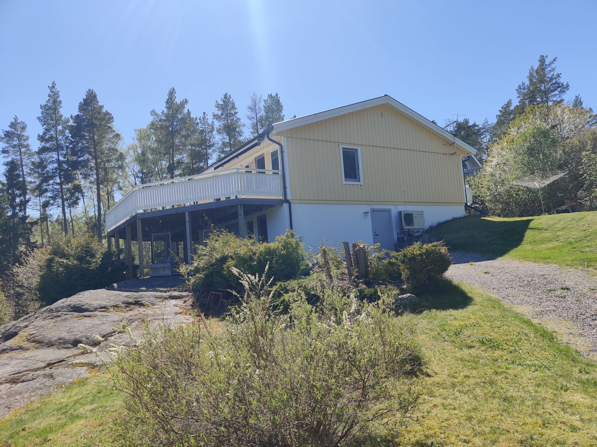 Modernt hus i Gryts skärgård