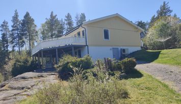 Modernt hus i Gryts skärgård