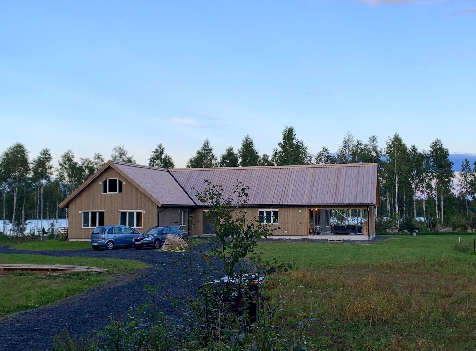 Nybyggt sjönära hus i Småland med bastu – bild 2 av 24