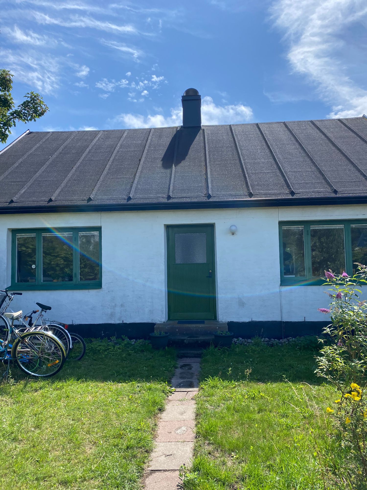 Mysigt sommarhus längs skånska kusten i Smygehamn – bild 23 av 24