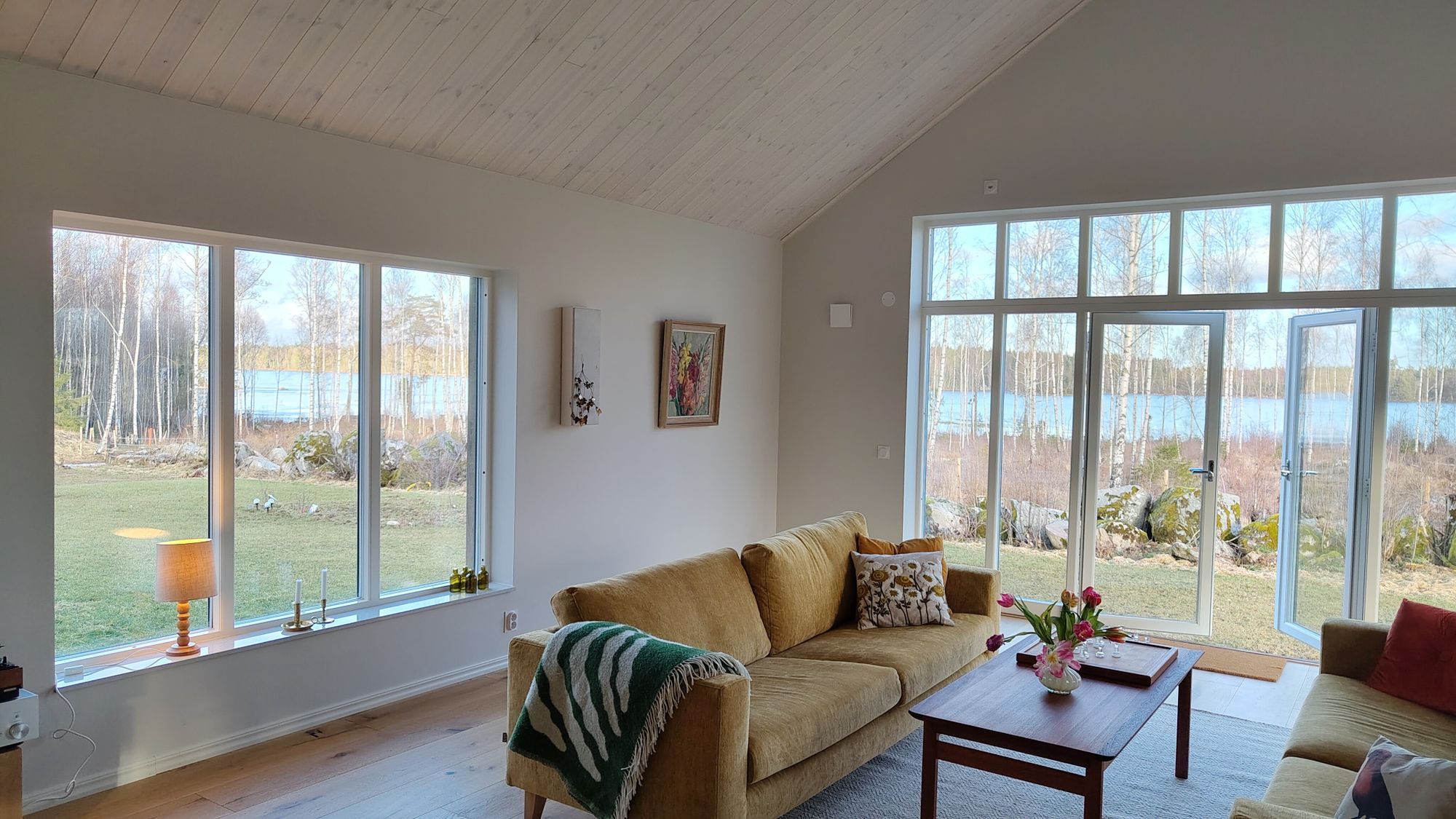 Nybyggt sjönära hus i Småland med bastu – bild 9 av 24