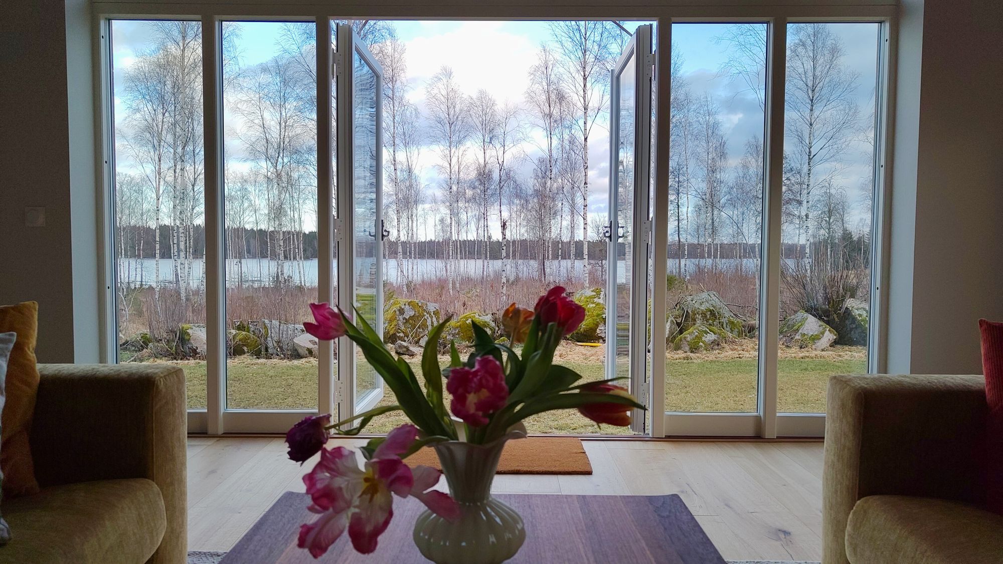 Nybyggt sjönära hus i Småland med bastu – bild 11 av 24