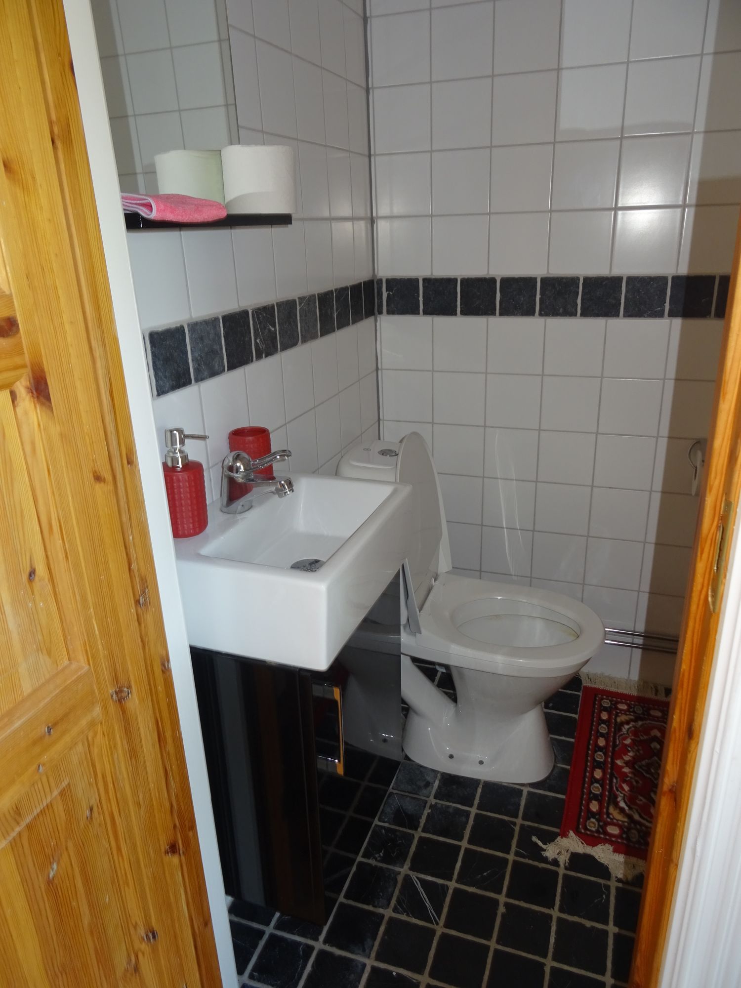 Mysig timmerstuga vid Siljans strand – bild 8 av 13