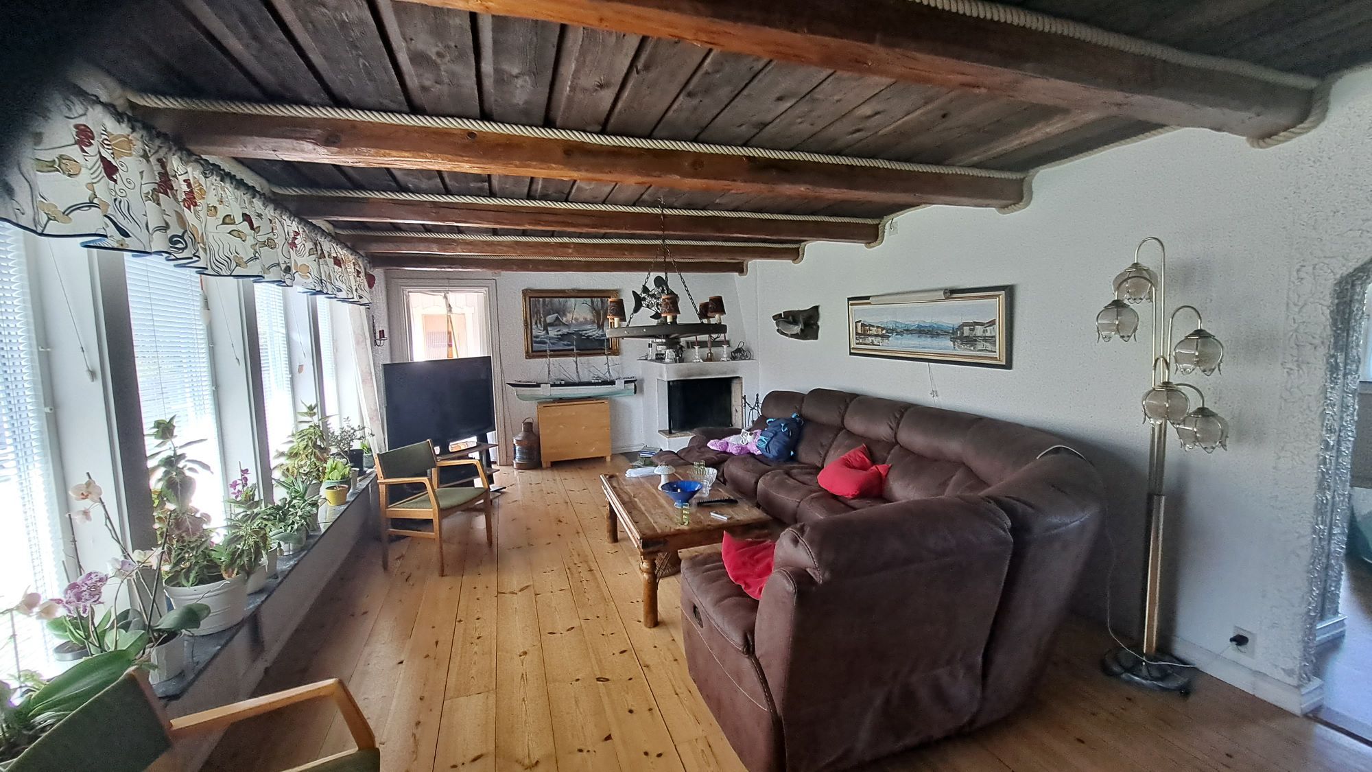 stor enplans villa med lekvänlig trädgård – bild 10 av 18