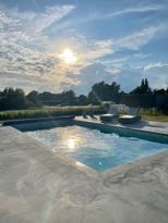 Nybyggd villa med pool nära havet