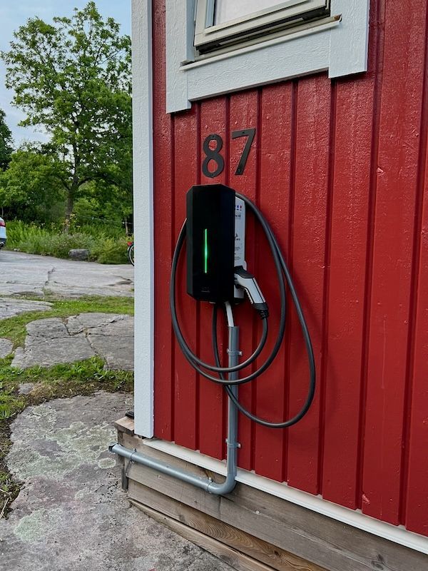 Mysig stuga med sjöutsikt, gästhus och stor altan – bild 16 av 24