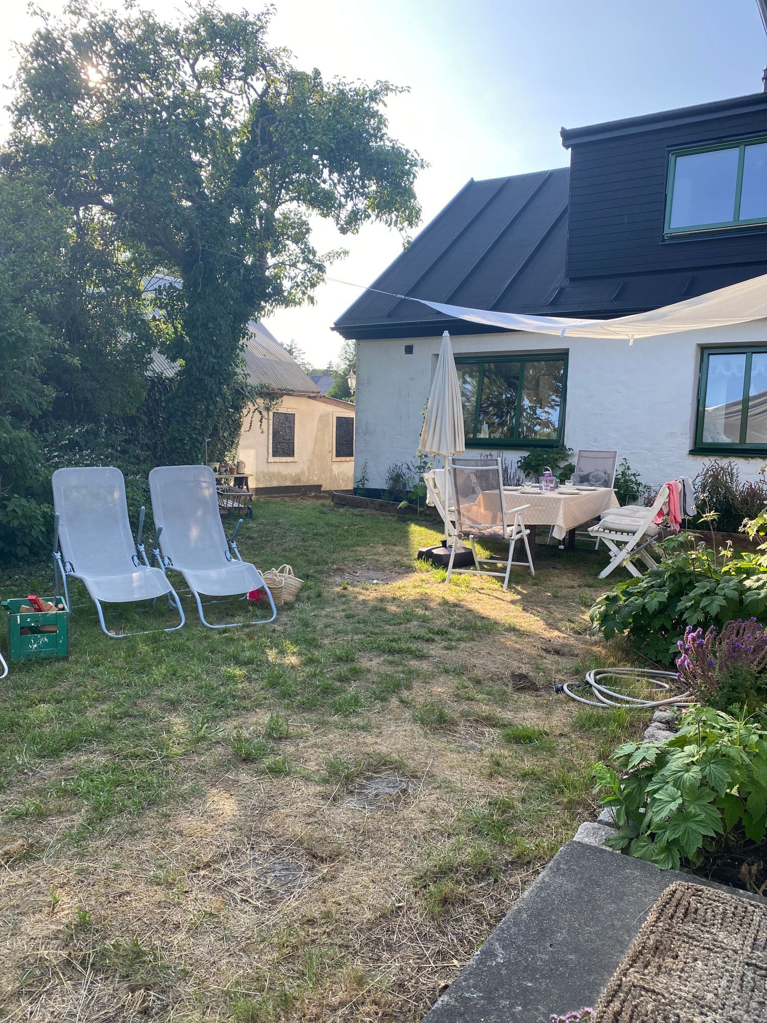 Mysigt sommarhus längs skånska kusten i Smygehamn – bild 2 av 24