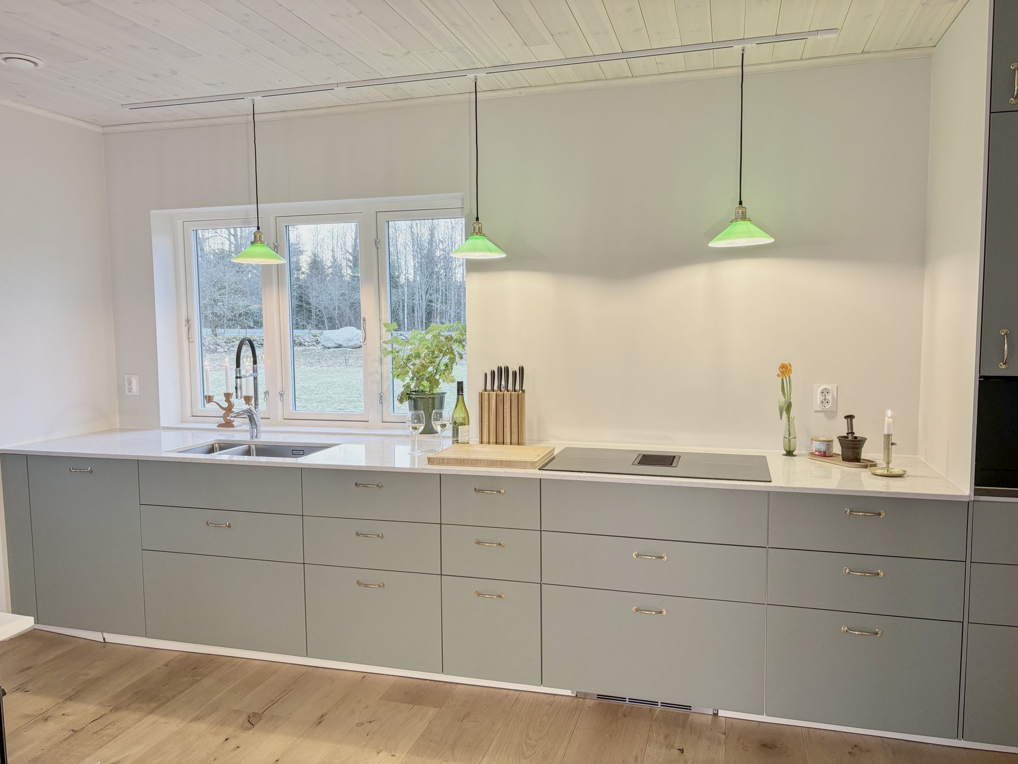 Nybyggt sjönära hus i Småland med bastu – bild 3 av 24