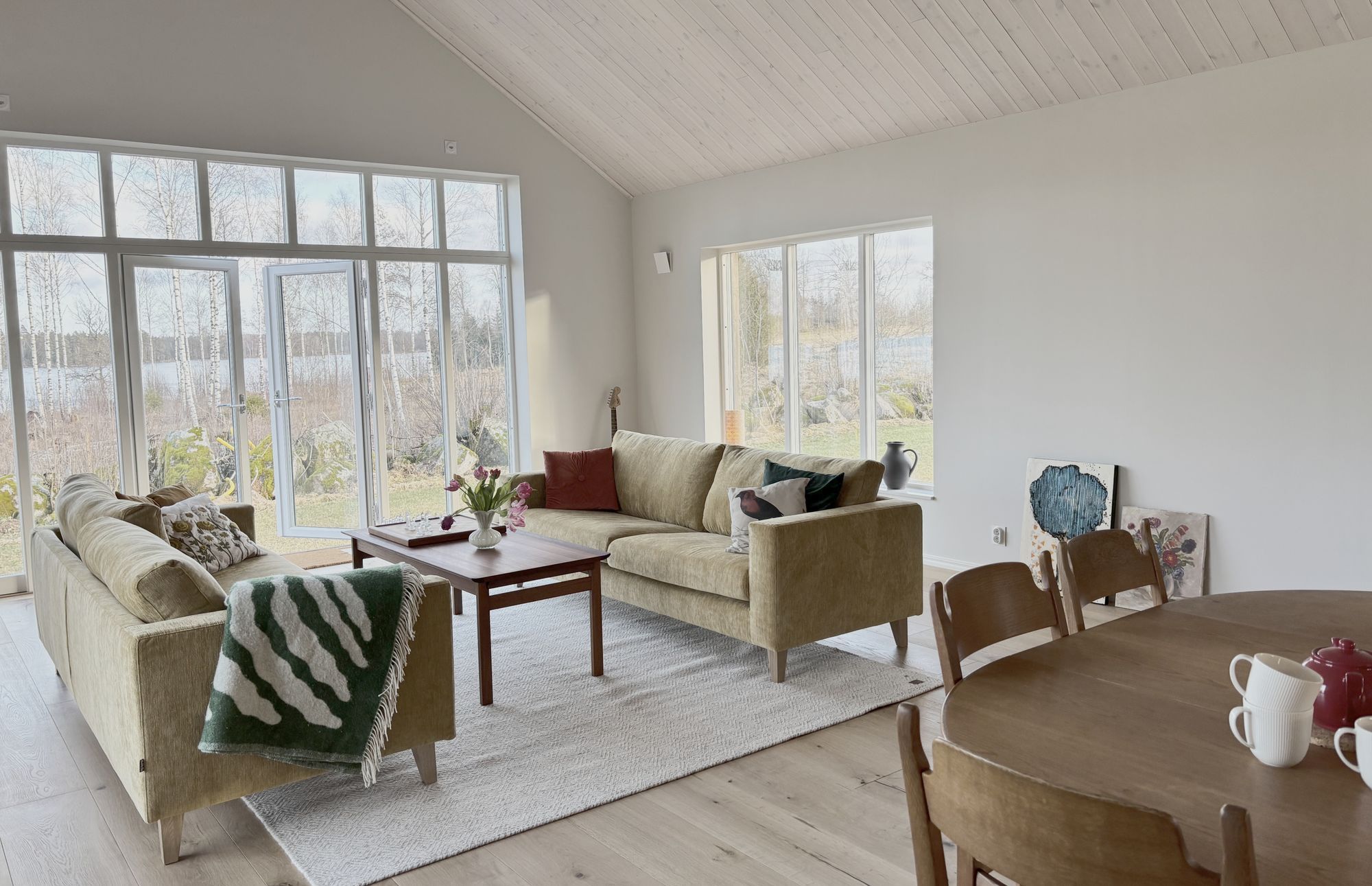 Nybyggt sjönära hus i Småland med bastu – bild 10 av 24