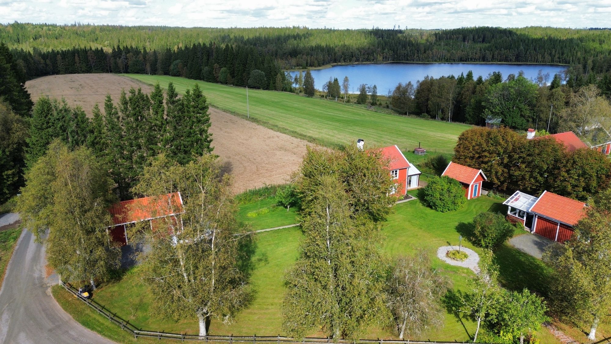 Charmig stuga i rofylld miljö i Kalvsås. – bild 17 av 18