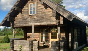 Timmerstuga med jacuzzi vid stor damm