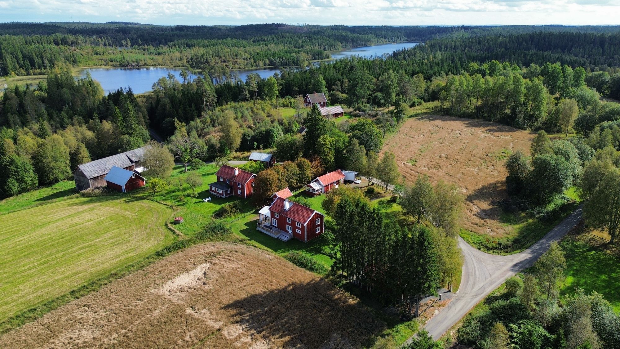 Charmig stuga i rofylld miljö i Kalvsås. – bild 18 av 18