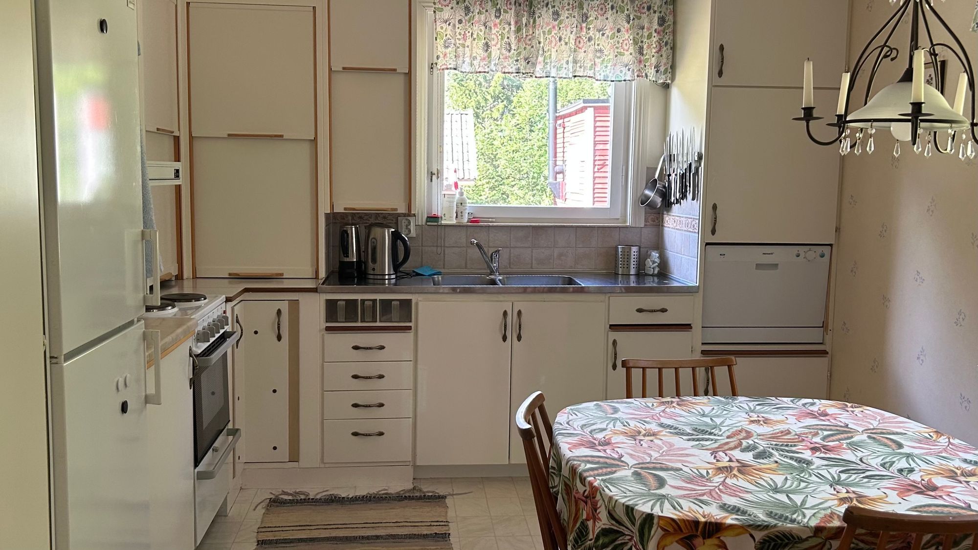 Mysig stuga nära skog och hav – bild 8 av 12