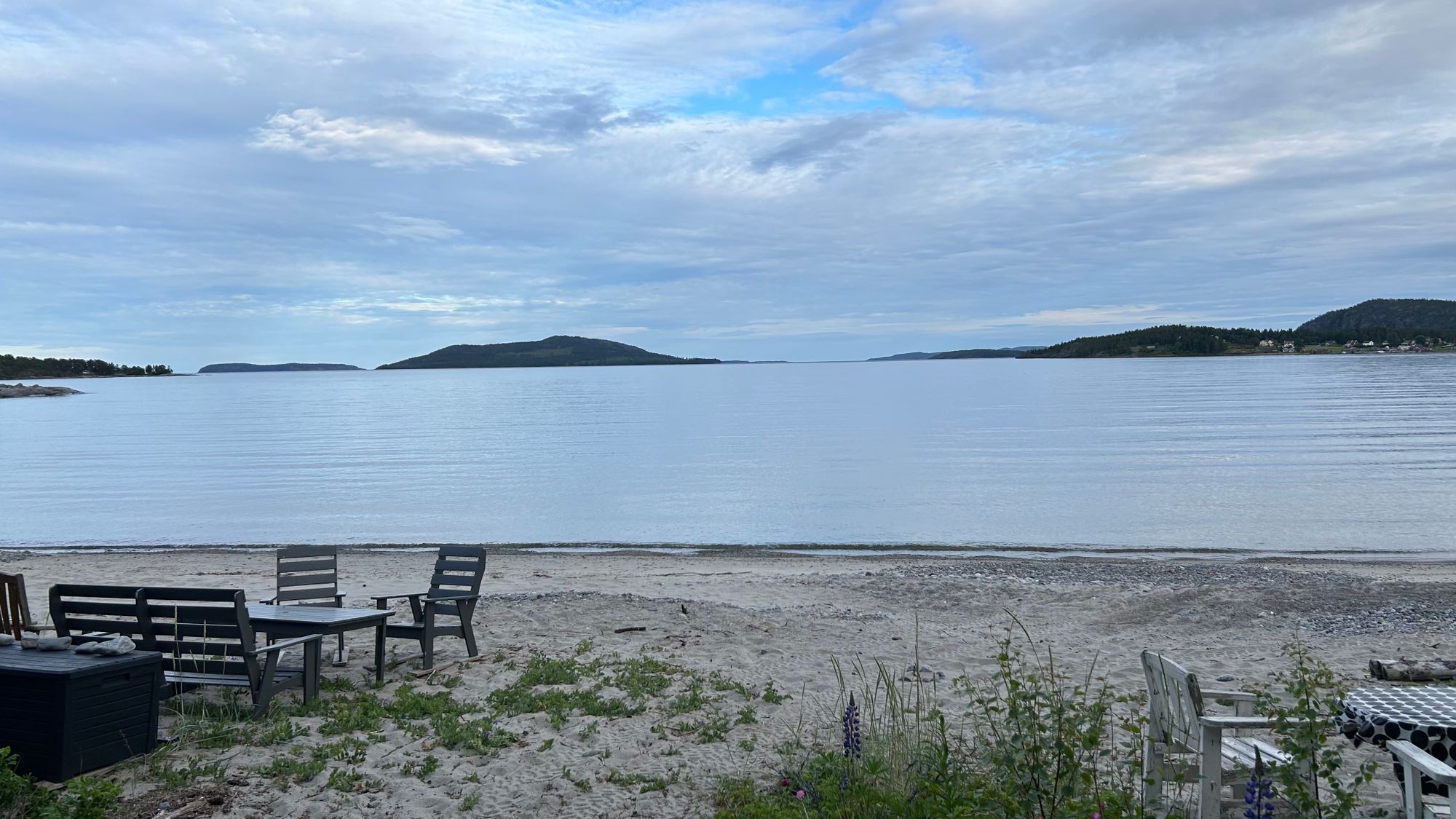 Mysig stuga nära skog och hav – bild 12 av 12