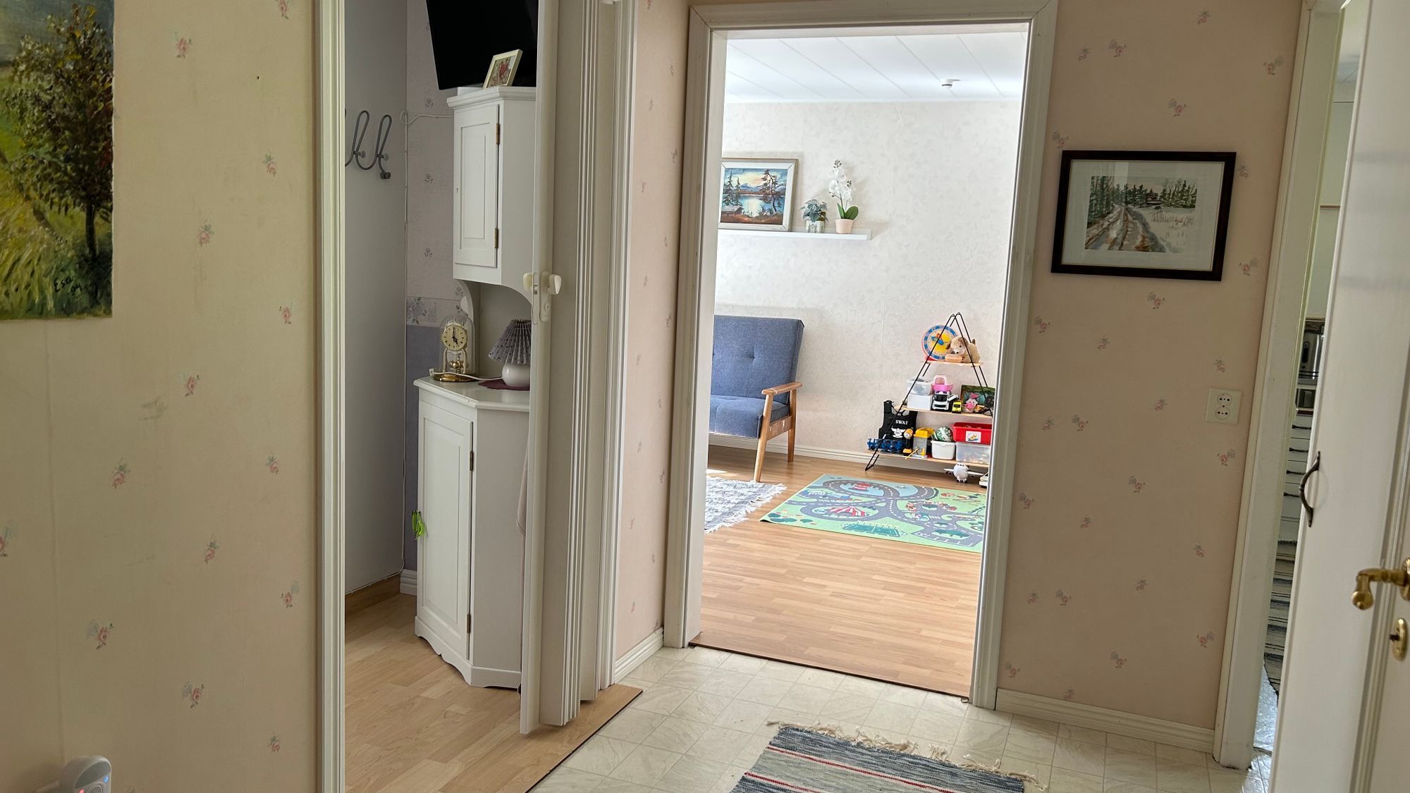Mysig stuga nära skog och hav – bild 5 av 12