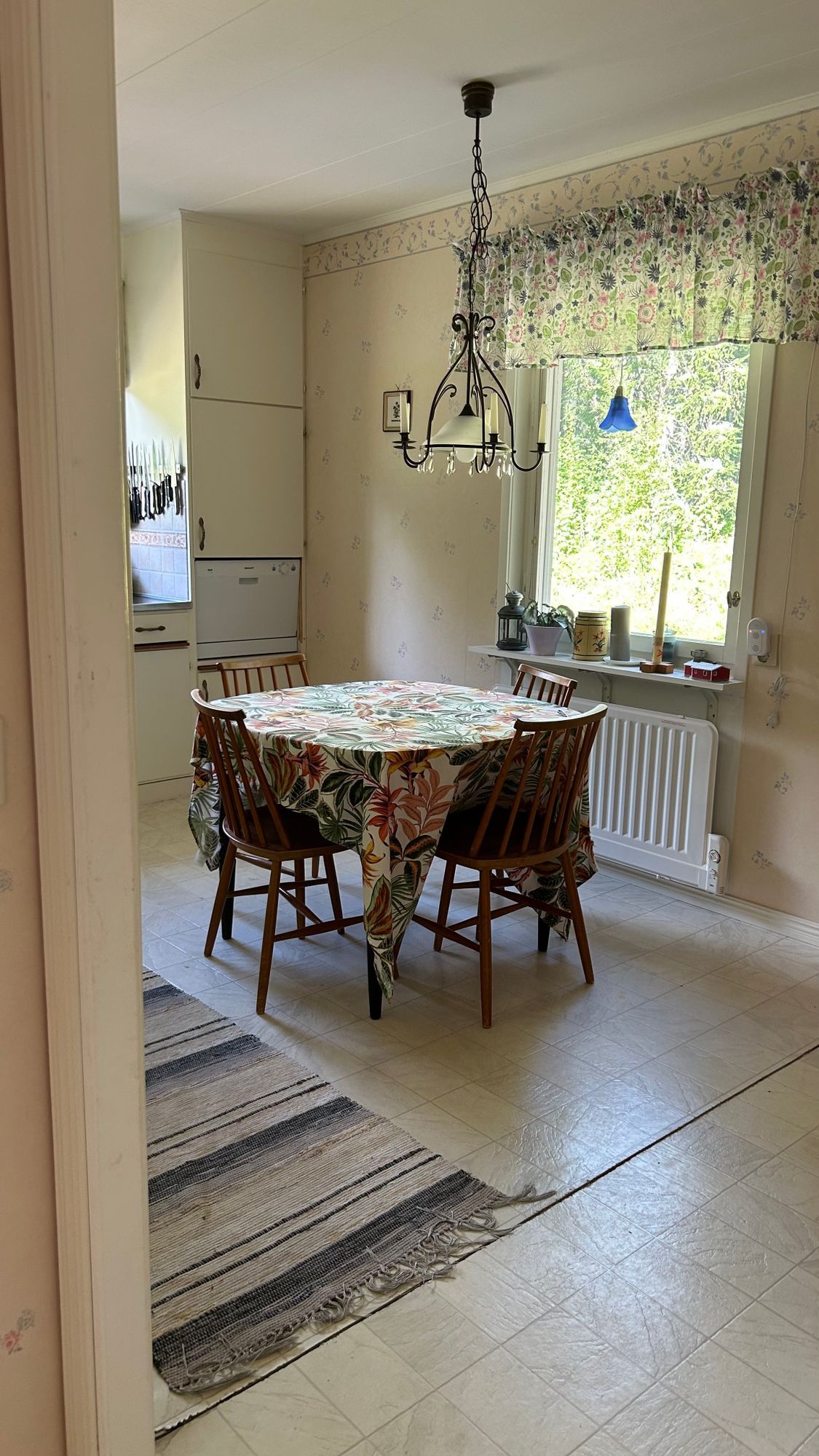 Mysig stuga nära skog och hav – bild 7 av 12