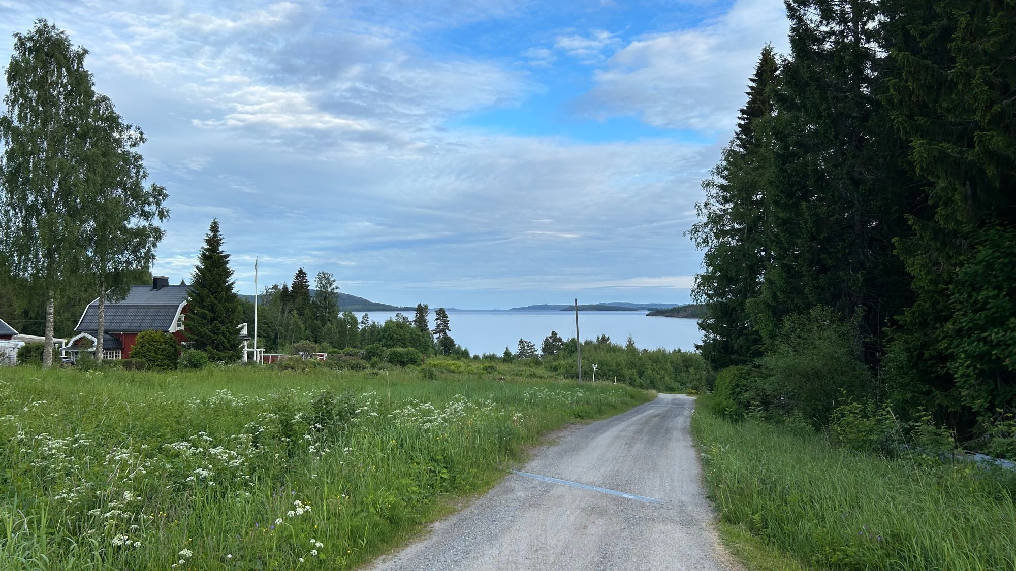 Mysig stuga nära skog och hav – bild 11 av 12