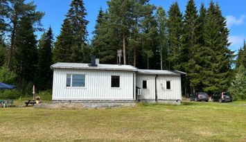 Mysig stuga nära skog och hav