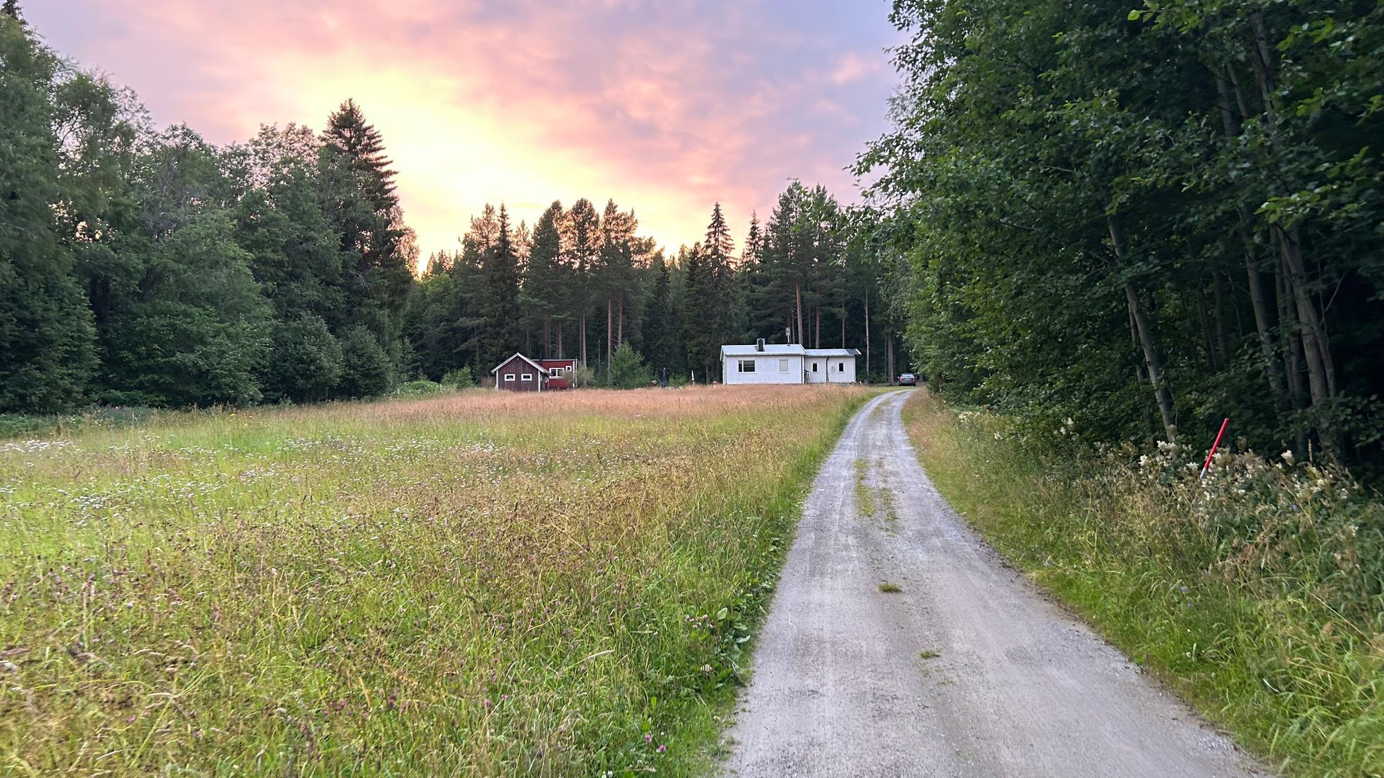 Mysig stuga nära skog och hav – bild 2 av 12