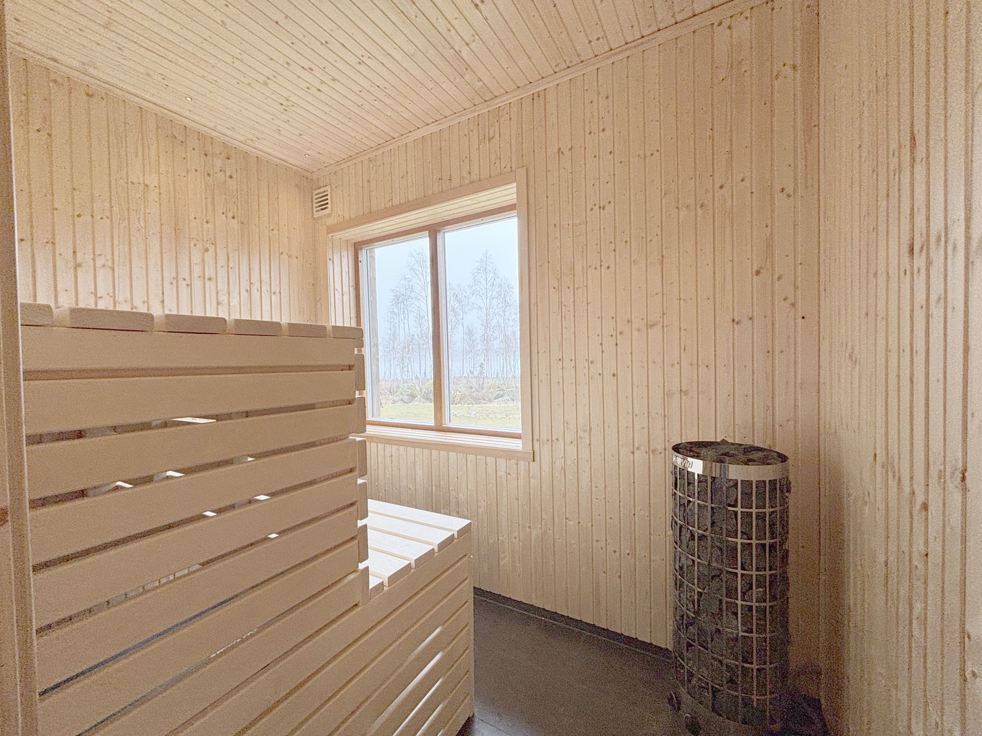 Nybyggt sjönära hus i Småland med bastu – bild 24 av 24