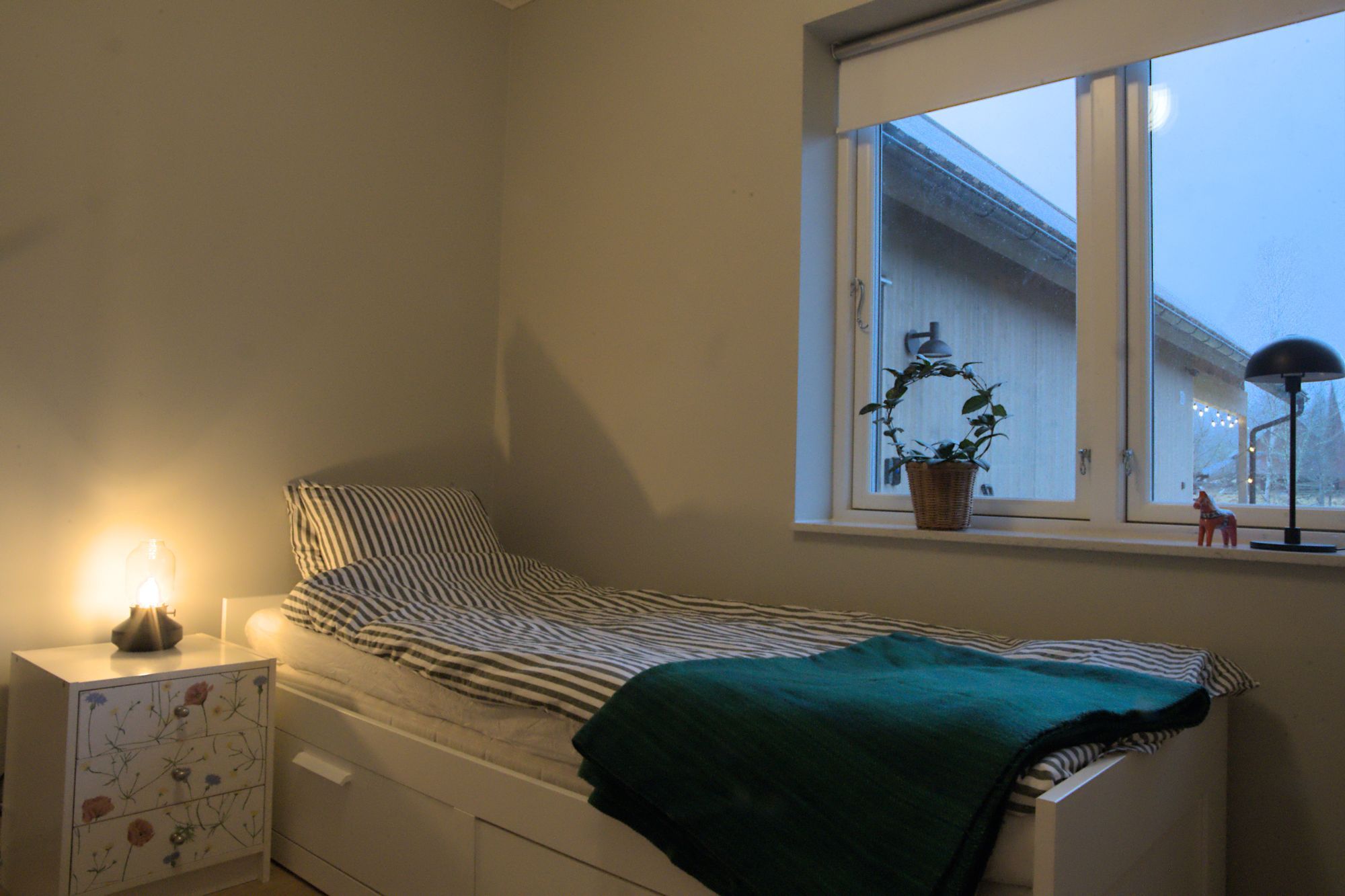 Nybyggt sjönära hus i Småland med bastu – bild 17 av 24