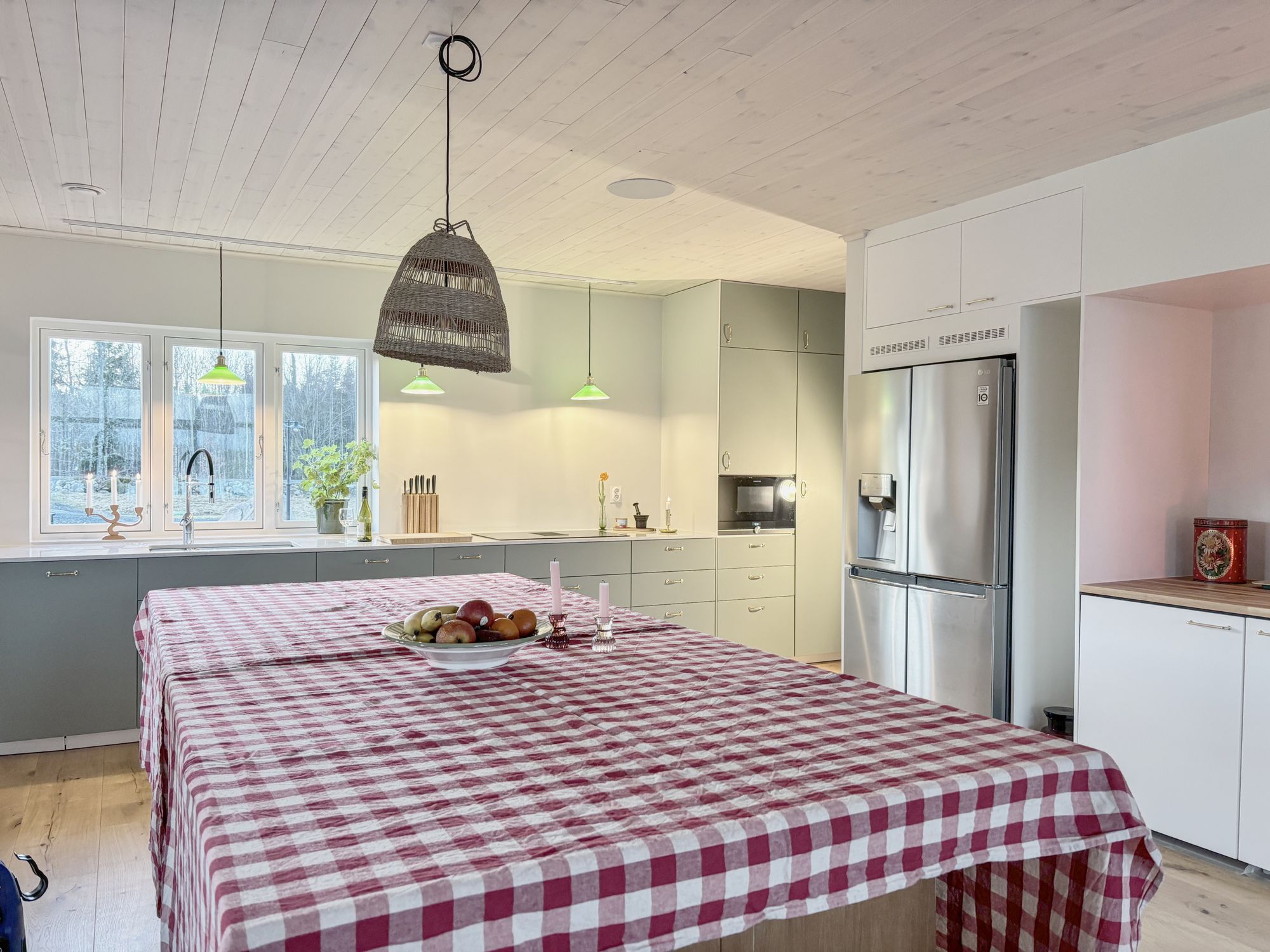Nybyggt sjönära hus i Småland med bastu – bild 5 av 24