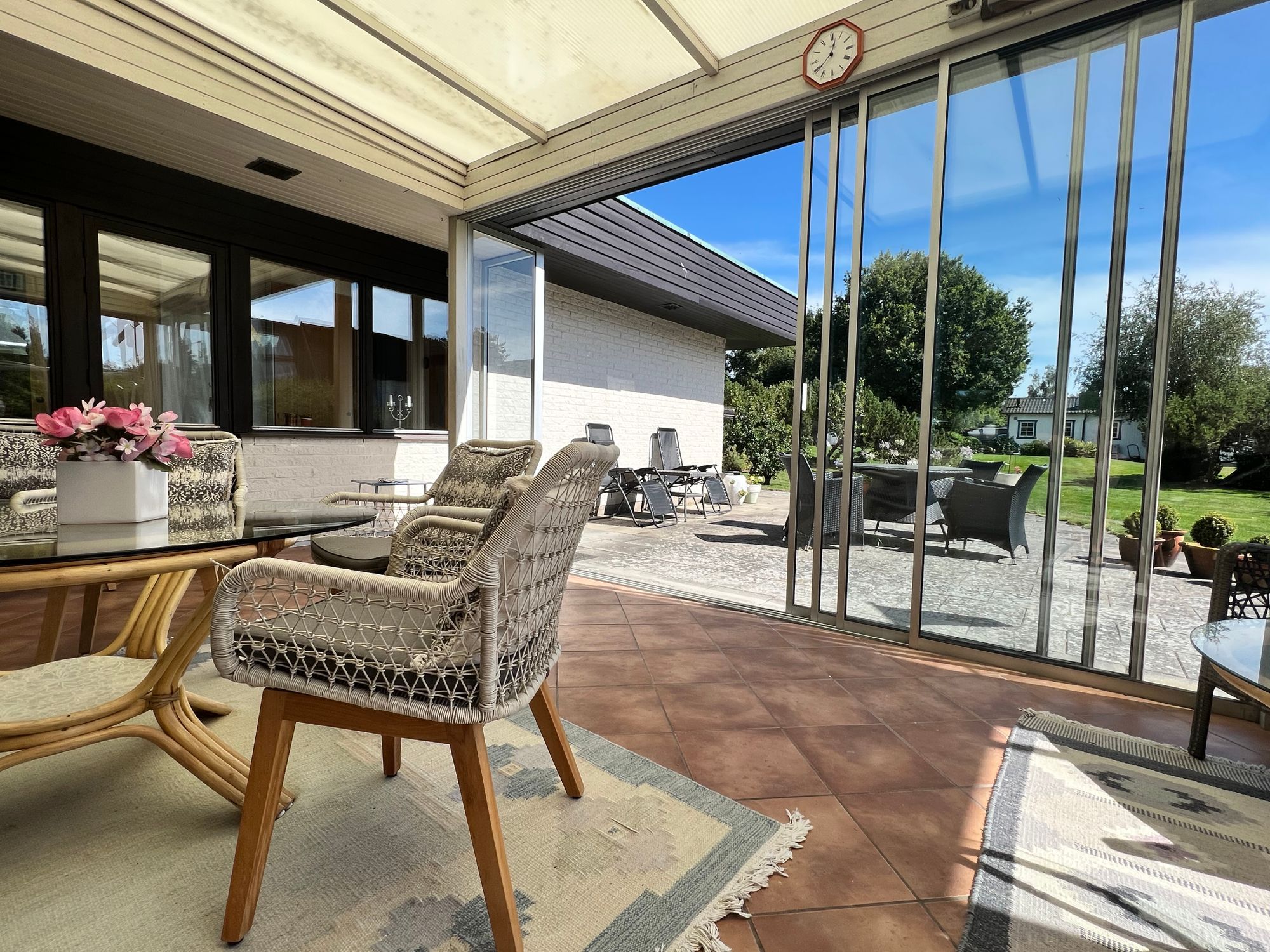 Soldränkt sommarhus i Beddingestrand – bild 2 av 19