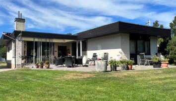 Soldränkt sommarhus i Beddingestrand